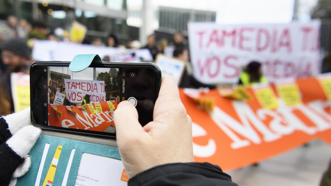 Manifestation des journalistes des rédactions Tamedia Romandie contre les restructurations en cours, devant la Tour Edipresse à Lausanne, le 15 décembre 2017. [Keystone - Laurent Gillieron]