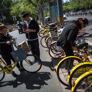 Les vélos partagés ont déferlé dans les rues chinoises. [EPA/Keystone - Roman Pilipey]