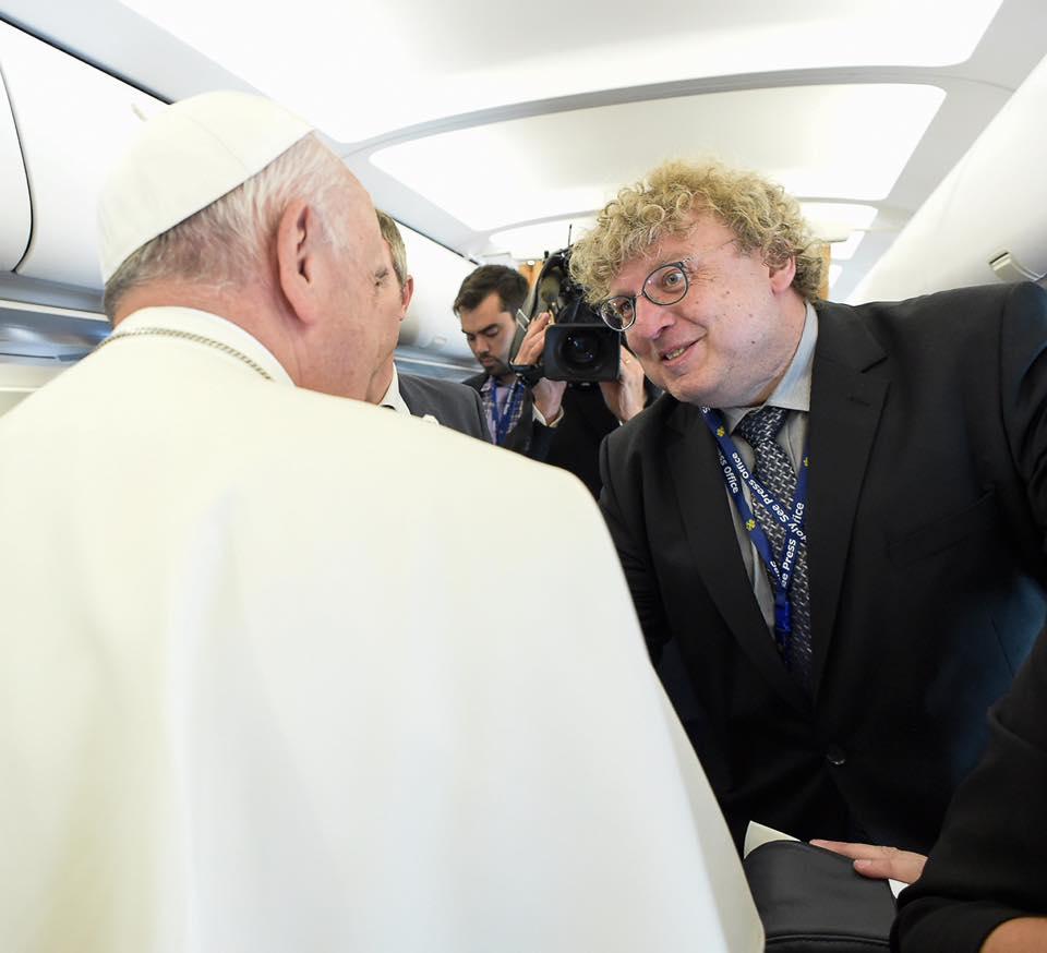 Le journaliste Arnaud Bédat face au pape François à qui il a consacré deux ouvrages.A. Bédat [A. Bédat]