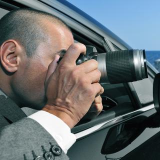 Un détective prend des photos depuis une voiture (image d'illustration). [fotolia - nito]