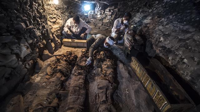 Les archéologues ont découvert plusieurs momies dans la nécropole égyptienne de Draa Aboul Naga, près de Louxor. [AFP - Khaled Desouki]
