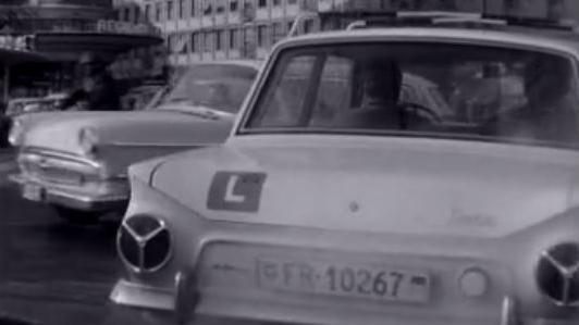 Boum de la motorisation dans le canton de Fribourg en 1966. [RTS]