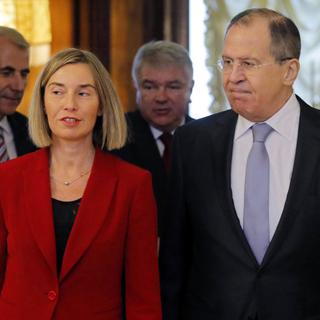 Sergueï Lavrov a reçu Federica Mogherini lundi à Moscou. [EPA/Keystone - Yuri Kochetkov]