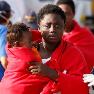 Une femme migrante et sa fille arrivant au port d'Augusta en Sicile. [Antonio Parrinello]
