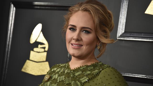 La chanteuse Adele à son arrivée à la 59e cérémonie des Grammy Awards à Los Angeles. [Jordan Strauss]