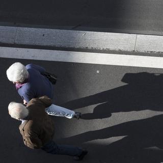 Des personnes âgées marchant à Zurich. [Keystone - Gaetan Bally]