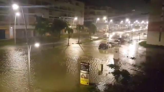 Des trombes d'eau ont commencé à s'abattre sur Pointe-à-Pitre, à la Guadeloupe. [afp - Yves Thole]