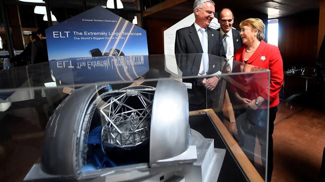 La présidente chilienne Michelle Bachelet et le directeur général de l'ESO devant un modèle réduit du futur plus grand télescope du monde. [Sebastian Rodriguez]