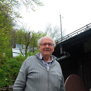 François Jeanneret vit dans sa maison autonome depuis 1979. [RTS - Alain Arnaud]