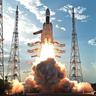 La première fusée totalement conçue en Inde (GSLV-MkIII) a décollé en juin 2017, comme le symbole d'une puissance économique croissante. [Keystone - Indian Space Research Organization]