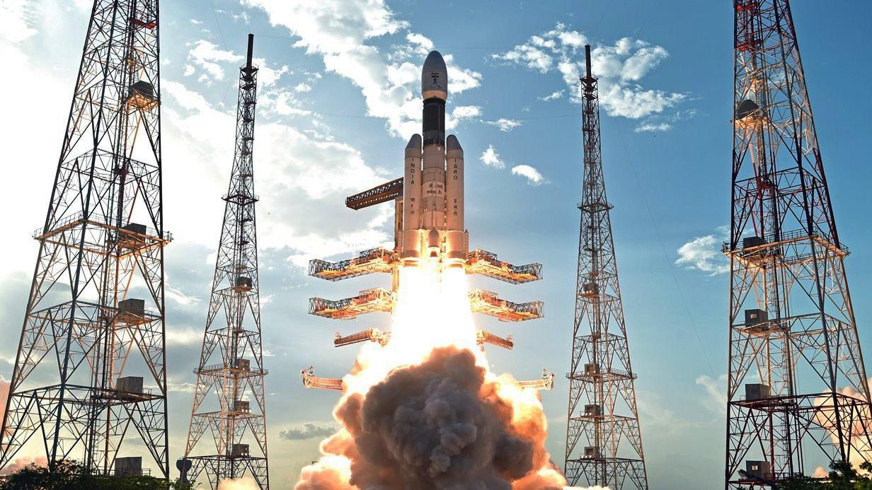 La première fusée totalement conçue en Inde (GSLV-MkIII) a décollé en juin 2017, comme le symbole d'une puissance économique croissante. [Keystone - Indian Space Research Organization]
