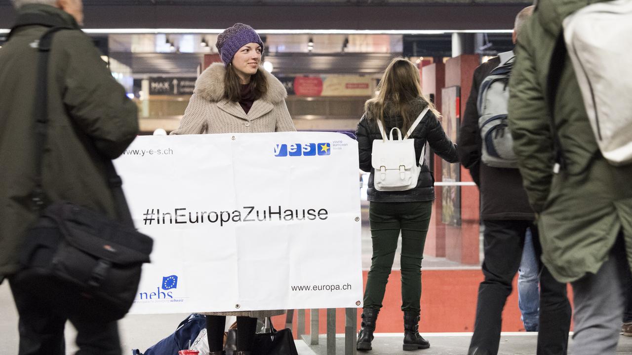 Manifestation pro-européenne en février à Berne à l'occasion des 30 ans du programme d'échanges pour étudiants Erasmus. [Keystone - Anthony Anex]