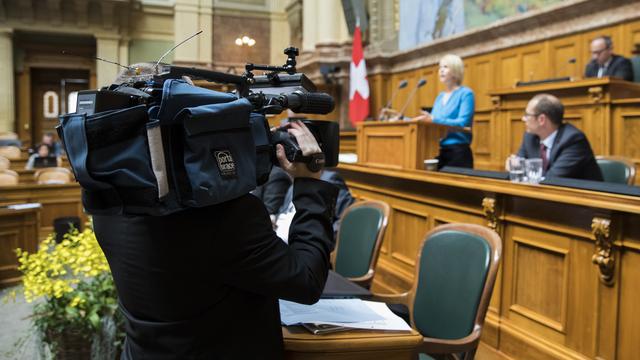 Une caméra de la télévision publique suisse filme les débats au Parlement sur l'initiative "No Billag". [Keystone - Peter Klaunzer]