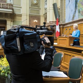 Une caméra de la télévision publique suisse filme les débats au Parlement sur l'initiative "No Billag". [Keystone - Peter Klaunzer]