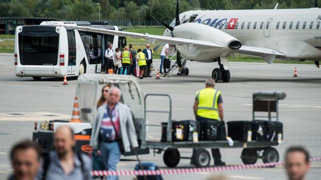 Un avion d'Adria Airways, qui a racheté Darwin, sur le tarmac de l'aéroport d'Agno (TI), en septembre 2017. [TI-PRESS/Gabriele Putzu]