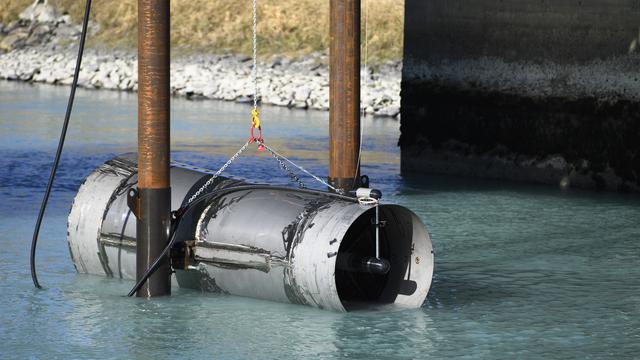 L'hydrolienne durant sa mise à l'eau sur un affluent du Rhône à Lavey (VD). [Keystone - Laurent Gillieron]