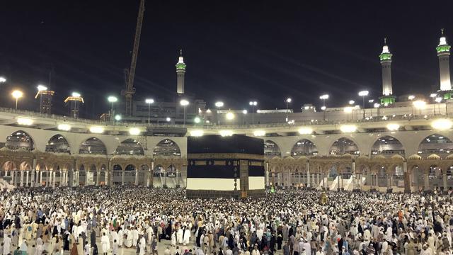 Les pèlerins tournent autour de la Kaaba, ce 28 août 2017 à la Mecque. [AP Photo/Khalil Hamra]