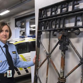 Le portail volé au camp de concentration de Dachau en 2014 avait été retrouvé en Norvège, en décembre dernier. [NTB Scanpix/afp - Marit Hommeda]
