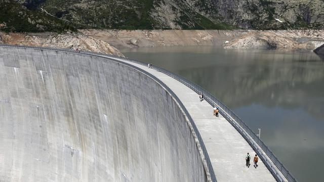 La baisse de la redevance hydraulique ne convainc pas tout le monde. [Keystone - Jean-Christophe Bott]