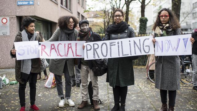 Le rapport recense aussi les cas de profilages ethniques menés par les autorités.