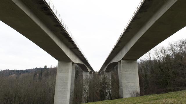 Les ponts sur la Paudèze, qui rencontrent des problèmes d'étanchéité et de revêtement, devront être assainis. [Keystone - Thomas Delley]