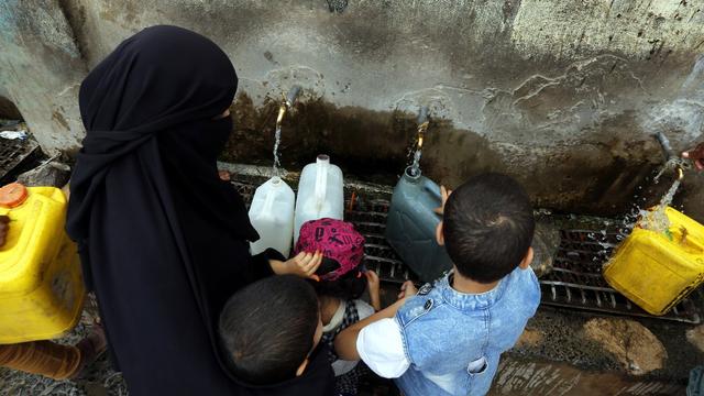 Les enfants dans les pays en conflit, comme ici au Yémen, sont quatre fois moins nombreux à bénéficier d'un approvisionnement en eau que ceux des autres pays. [Keystone - YAHYA ARHAB]