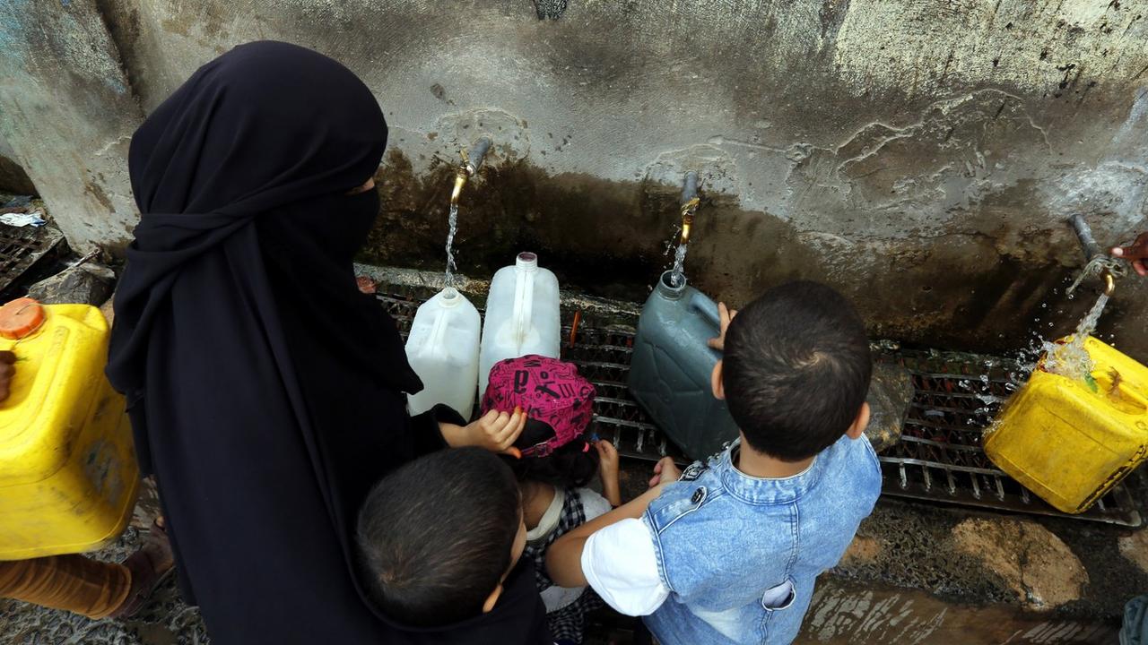 Les enfants dans les pays en conflit, comme ici au Yémen, sont quatre fois moins nombreux à bénéficier d'un approvisionnement en eau que ceux des autres pays. [Keystone - YAHYA ARHAB]