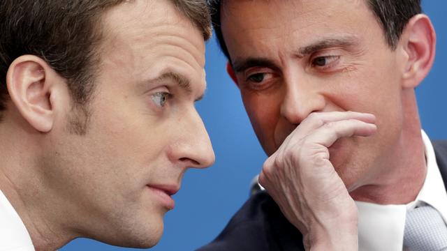 Manuel Valls (à droite), en compagnie d'Emmanuel Macron lors d'un meeting de campagne le 8 avril dernier à Paris. [Pool/AP/Keystone - Philippe Wojazer]