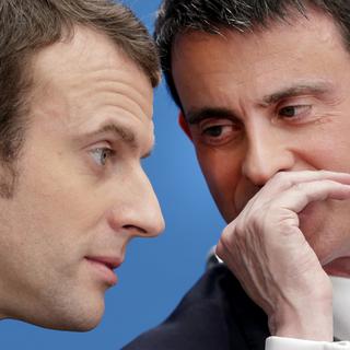 Manuel Valls (à droite), en compagnie d'Emmanuel Macron lors d'un meeting de campagne le 8 avril dernier à Paris. [Pool/AP/Keystone - Philippe Wojazer]