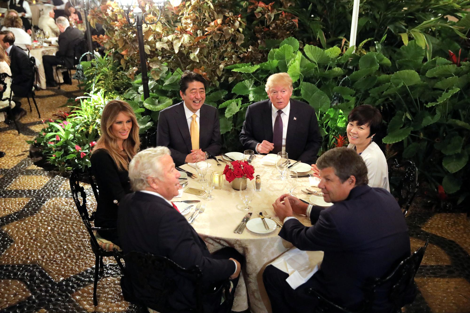 Le Premier ministre japonais Shinzo Abo et son épouse lors d'un souper avec le couple Trump à Mar-a-Lago, en Floride, le 10 février 2017. [Reuters - Carlos Barria]