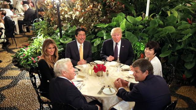 Le Premier ministre japonais Shinzo Abo et son épouse lors d'un souper avec le couple Trump à Mar-a-Lago, en Floride, le 10 février 2017. [Reuters - Carlos Barria]