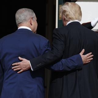 La rencontre entre le premier ministre israélien Benyamin Netanyahou et le président américain Donald Trump fut inhabituelle. [Keystone - Evan Vucci - AP Photo]