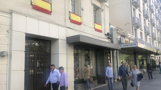 Des drapeaux espagnols trônent dans les rues de Madrid. [Anadolu Agency/AFP - Senhan Bolelli]