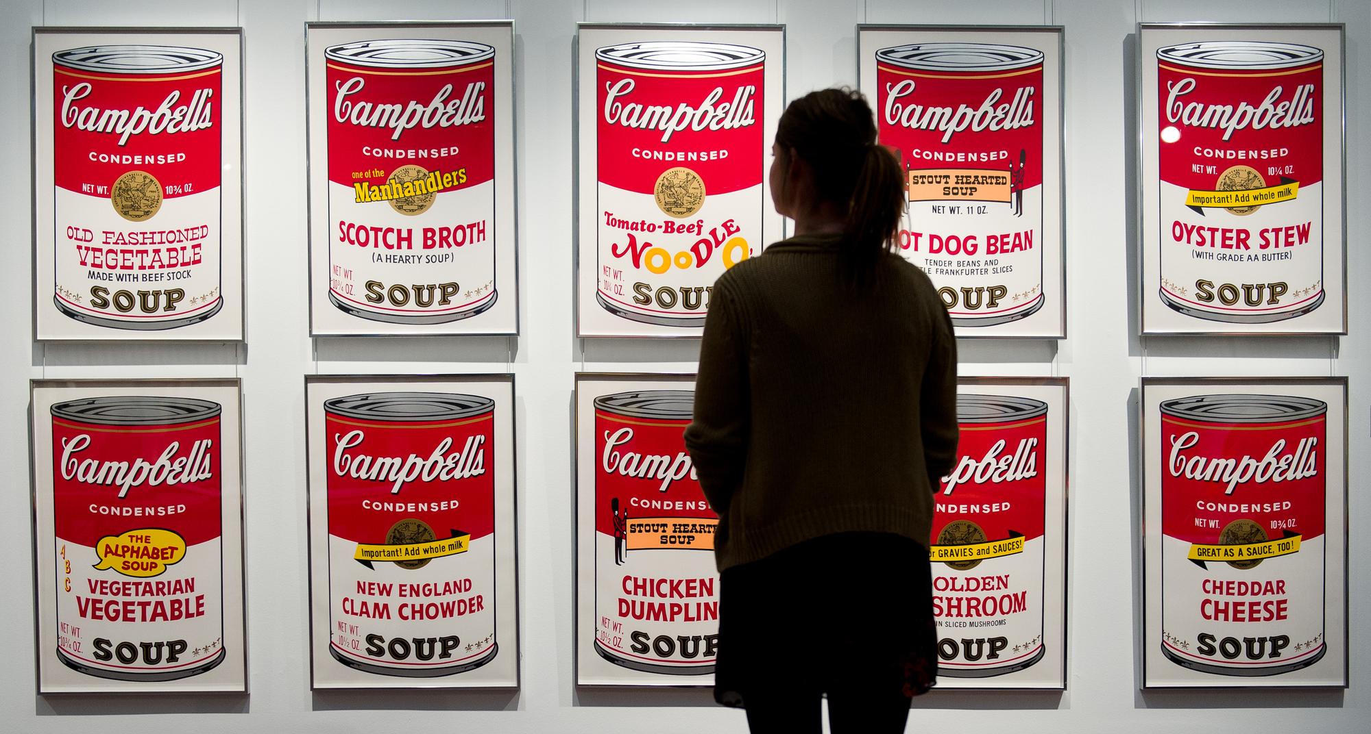 "Campbell's Soup", l'oeuvre célèbre d'Andy Warhol exposée ici lors d'une vente aux enchères de Sotheby's à Londres, le 15 mars 2013. [AFP - LEON NEAL / AFP]