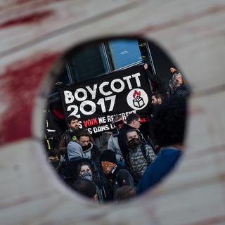 Des militants antifascistes réunis sur la place de la Bastille à Paris appellent au boycott de la présidentielle dimanche après l'annonce des résultats. [NurPhoto/AFP - Julien Mattia]