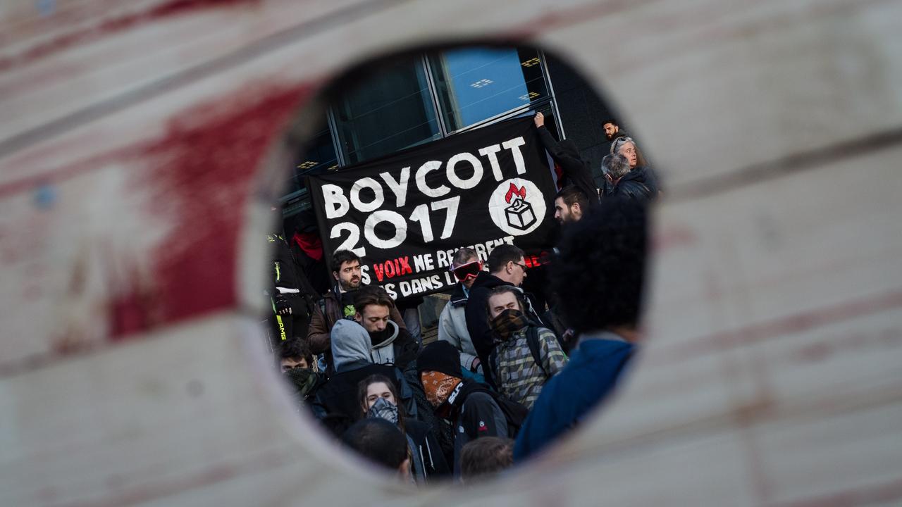 Des militants antifascistes réunis sur la place de la Bastille à Paris appellent au boycott de la présidentielle dimanche après l'annonce des résultats. [NurPhoto/AFP - Julien Mattia]