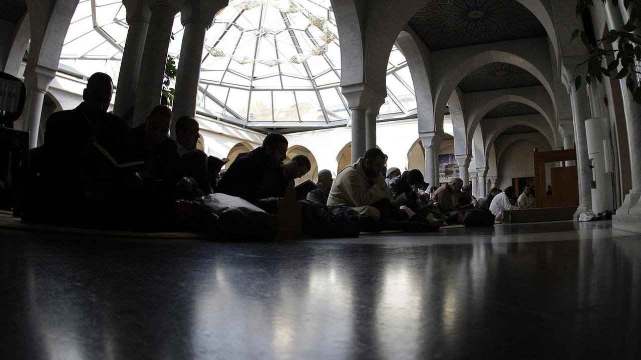Des musulmans prient dans une mosquée en Suisse. [Keystone - Martial Trezzini]