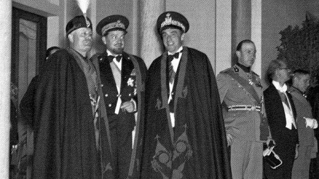 Benito Mussolini (à gauche) avec deux dignitaires italiens lors d'une soirée de gala en Libye.
