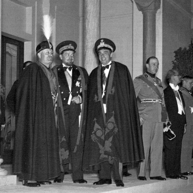 Benito Mussolini (à gauche) avec deux dignitaires italiens lors d'une soirée de gala en Libye.