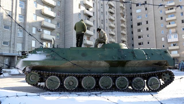 Du personnel médical sur un char dans la ville ukrainienne d'Avdiïvka, qui connaît une flambée d'affrontements depuis dimanche. [AFP - Aleksey Filippov]