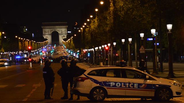 Le quartier des Champs-Elysées, où des policiers en faction ont été pris pour cible, a été entièrement bloqué jeudi soir. [AFP - Alphacit NEWCIT CITIZENSIDE]