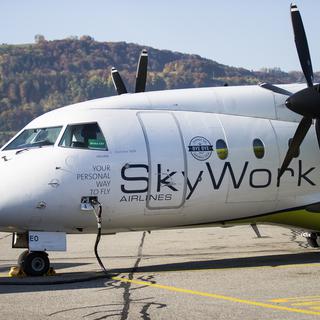 Un appareil de Skywork sur le tarmac de Berne-Belp, 18.10.2017. [Keystone - Peter Klaunzer]