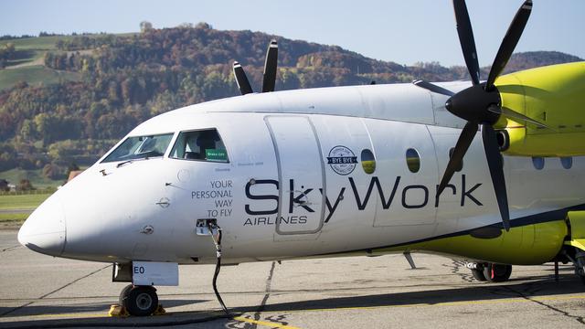 Un appareil de Skywork sur le tarmac de Berne-Belp, 18.10.2017. [Keystone - Peter Klaunzer]