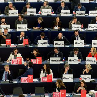 Parlementaires opposés à l'accord CETA durant le vote au Parlement européen mercredi à Strasbourg. [Patrick Seeger]
