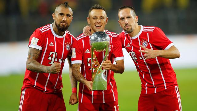 Arturo Vidal, Rafinha et Franck Ribéry posent leur premier trophée de la saison. [Wolfgang Rattay]