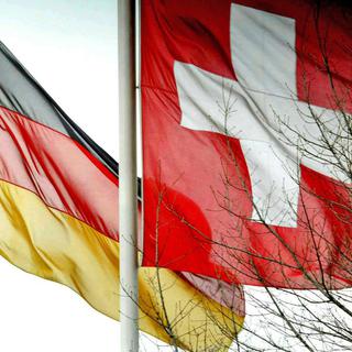 Les drapeaux allemand et suisse côte à côte. [Winfried Rothermel]