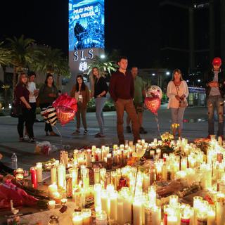 Un mémorial improvisé sur le Strip de Las Vegas après la fusillade qui a fait au moins 58 morts. [EPA - Eugene Garcia]