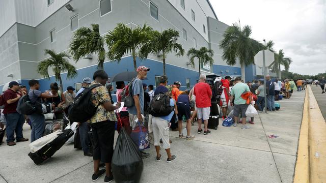 Des évacués attendent de pouvoir accéder à un refuge avant le passage de l'ouragan Irma à Estero, en Floride. [Gerald Herbert - AP Photo]