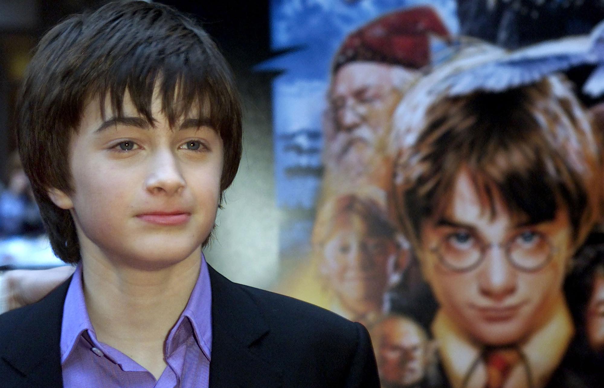 L'acteur Daniel Radcliffe devant une affiche du film "Harry Potter à l'école des sorciers". [Reuters - Brad Rickerby]