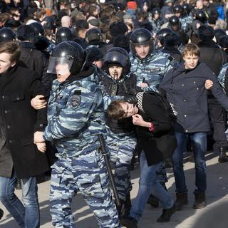 Les jeunes manifestent dans la rue en Russie et se font arrêter. [AP/Keystone - Alexander Zemlianichenko]